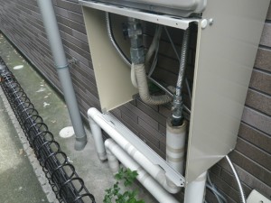 ガス給湯器エコジョーズ取替工事（尼崎市）配管カバー取付中。