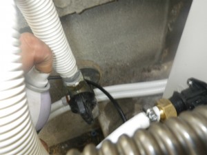 ガス給湯器取替工事（神戸市垂水区）ガス漏れチェック中