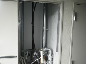 ガス給湯器高温差し湯取替工事（神戸市北区）既設撤去完了後